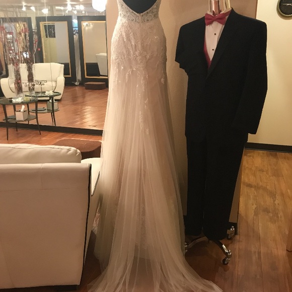 Wedding Gown - Never been worn - Picture 4 of 11